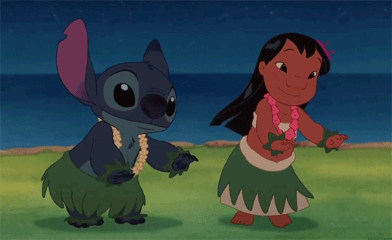 Stitch y Lilo bailando una danza hawaiana