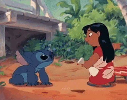 Lilo intentando enseñarle a Stitch