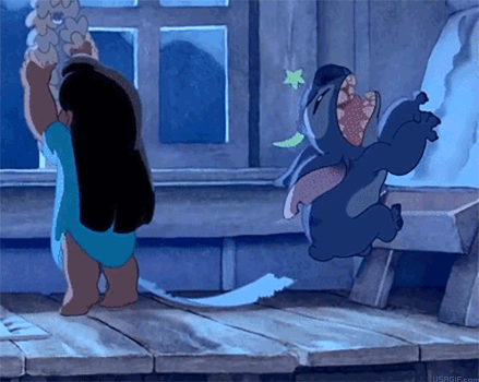Stitch riéndose con Lilo